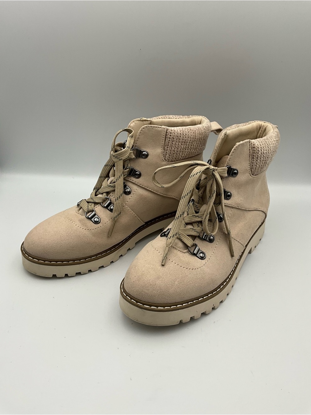 White Mountain Boots Size 8 Tan Lace-Up Padded Ankle Boots